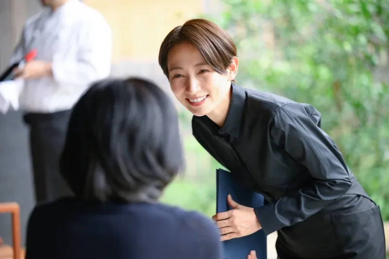 ガラガラ抽選や風船配りのイベント集客スタッフ